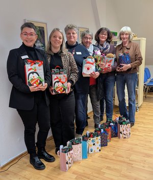 Kirstin Malle, Verena Hilker, Frauke Renken, Waltraud Kahle, Christine Süßenbach und Sabine Zinn (v.l.) freuen sich sehr, dass die Weihnachtstütenaktion auch in diesem Jahr durch ehrenamtliches Engagement wieder stattfinden konnte.