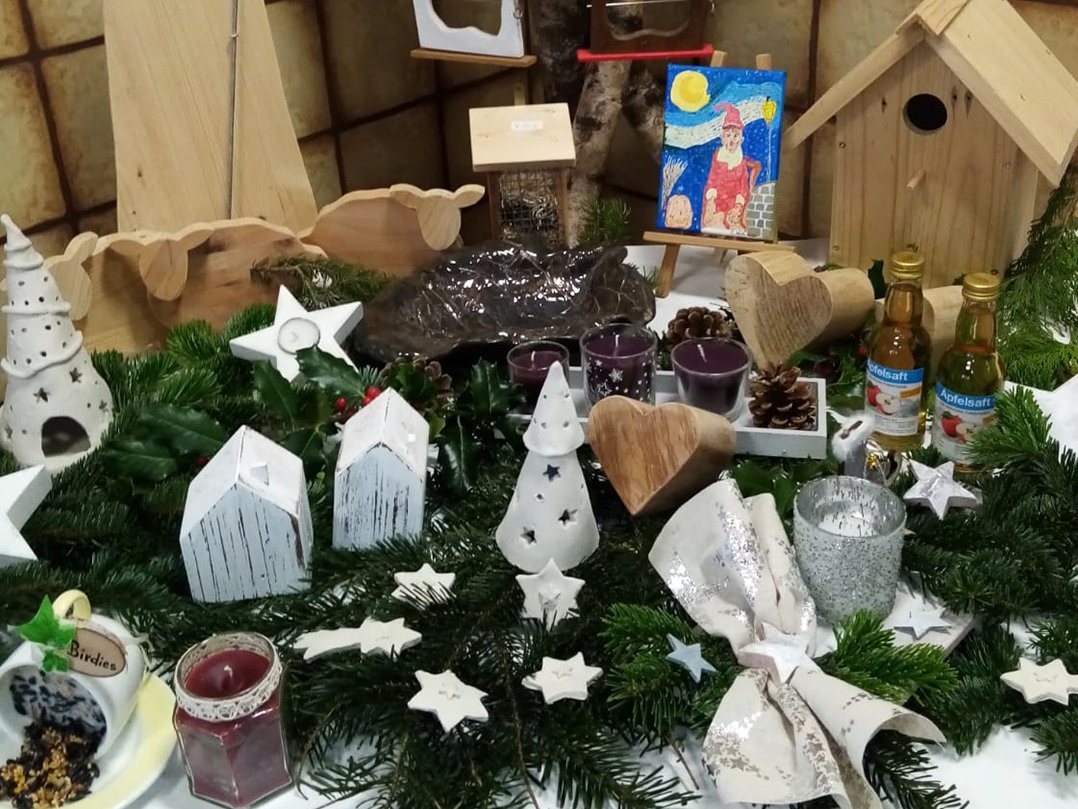 Beim Adventsbasar werden Weihnachtsdekorationen, Holzsterne, Nistkästen, Insekten- und Vogelhäuser angeboten. Foto: Wohnheim Friedensplatz