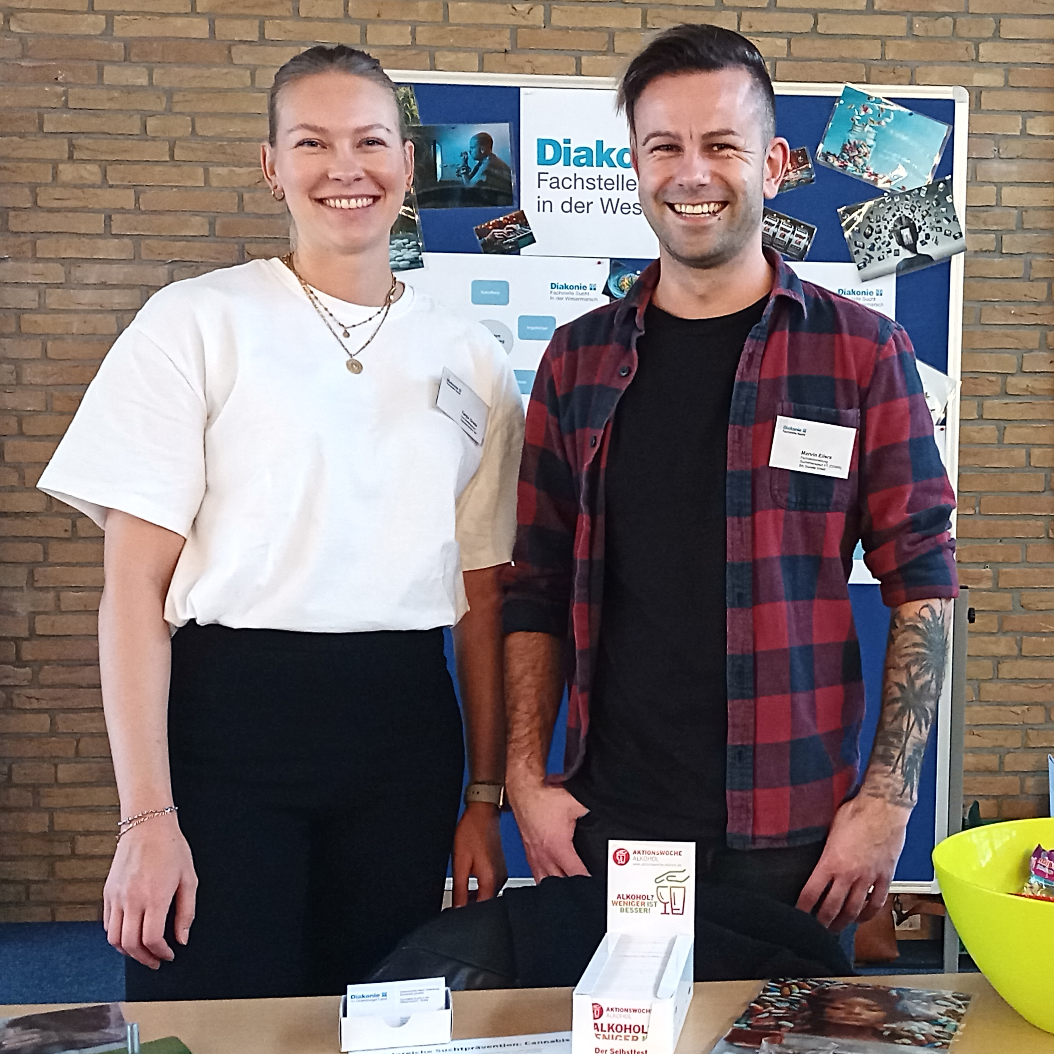 Informierten auf dem Präventionsmarkt über die Fachstelle Sucht: Tanja Grothe und Marvin Eilers. Foto. Kreisdiakonisches Werk Wesermarsch 